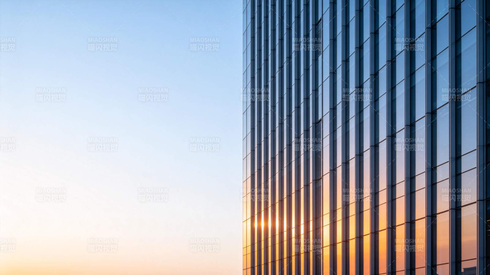 夕阳映玻璃幕墙图片
