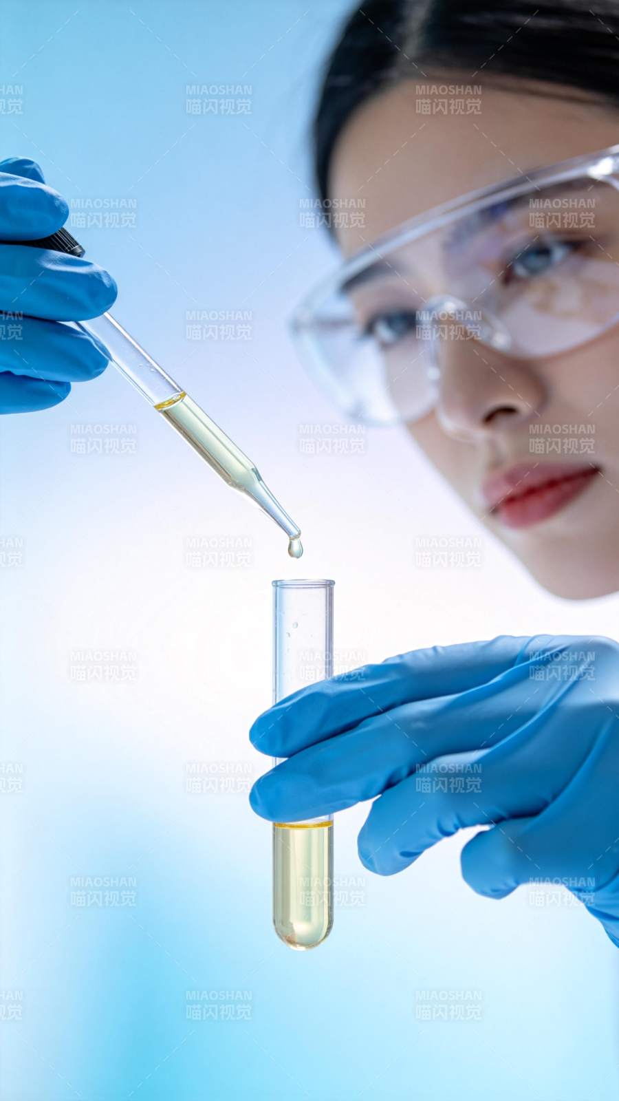 女科学家滴液实验特写图片