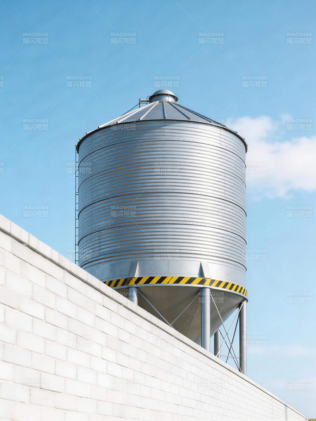 银罐立墙边 蓝天映安全图片