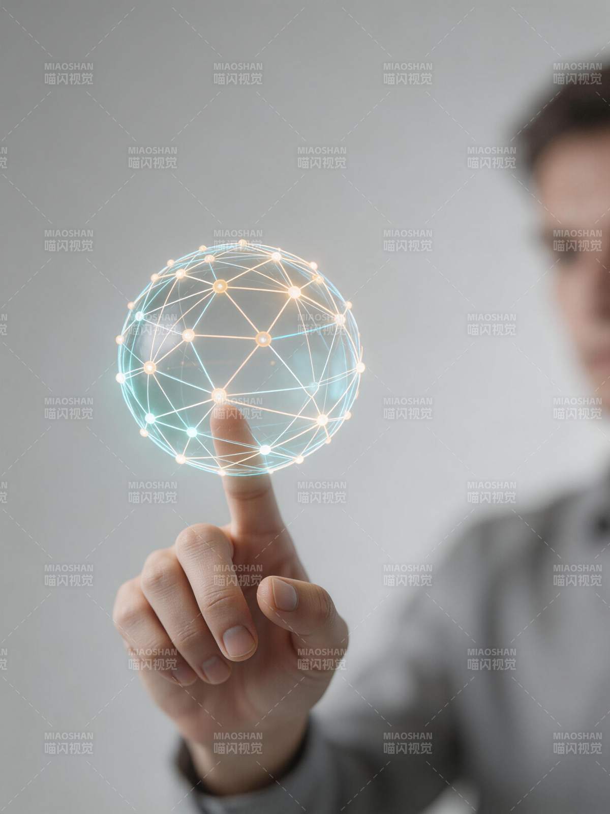 手指触碰发光网络结构球体图片