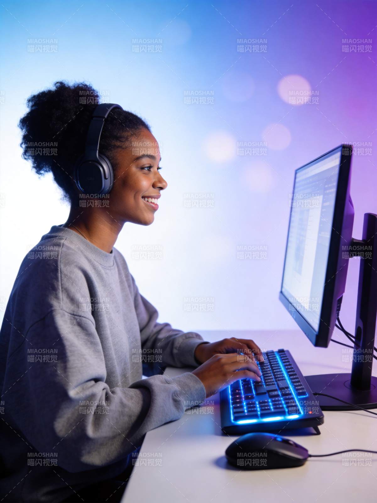 戴耳机少女专注敲代码图片