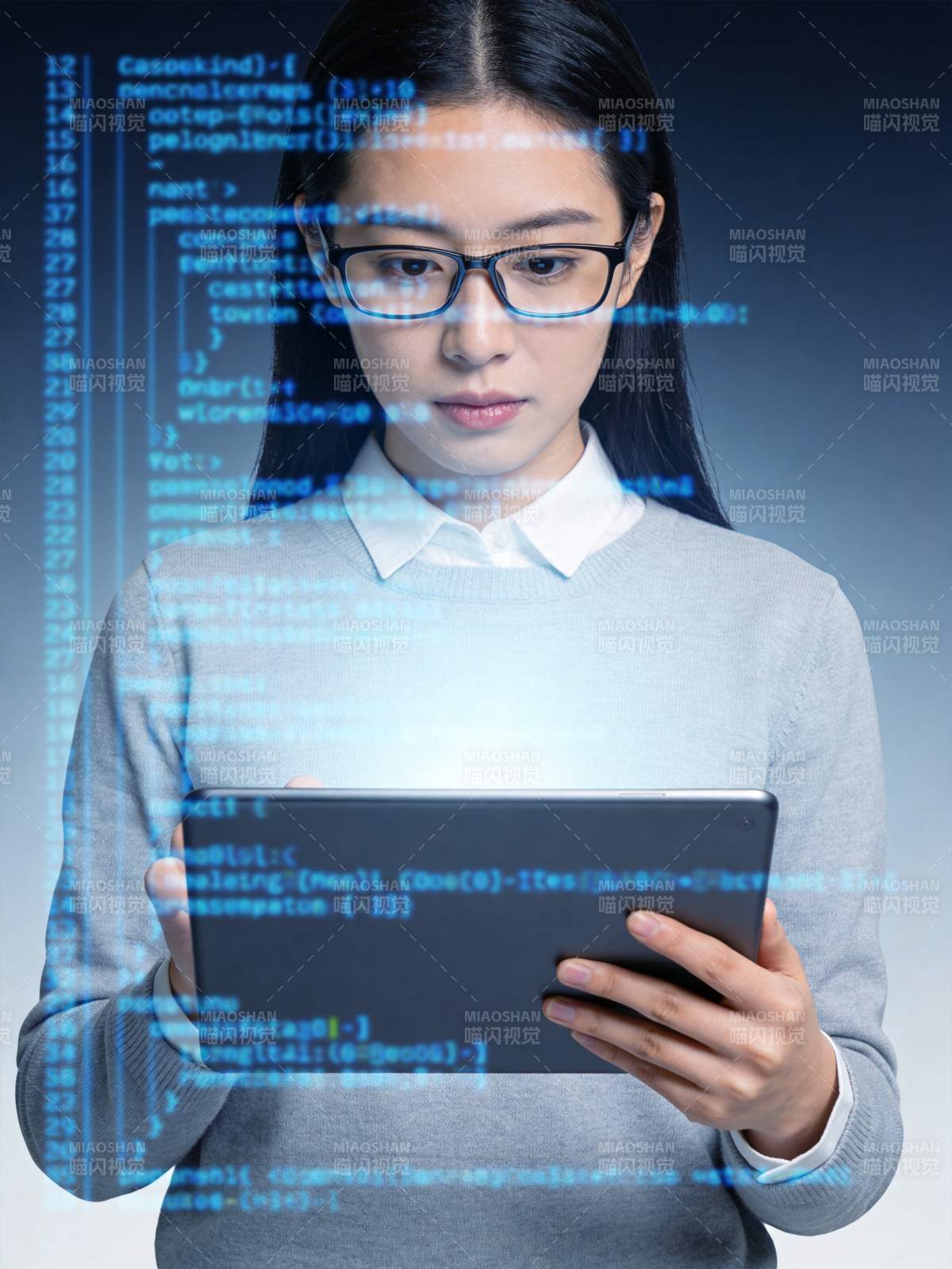 代码少女专注编程中图片