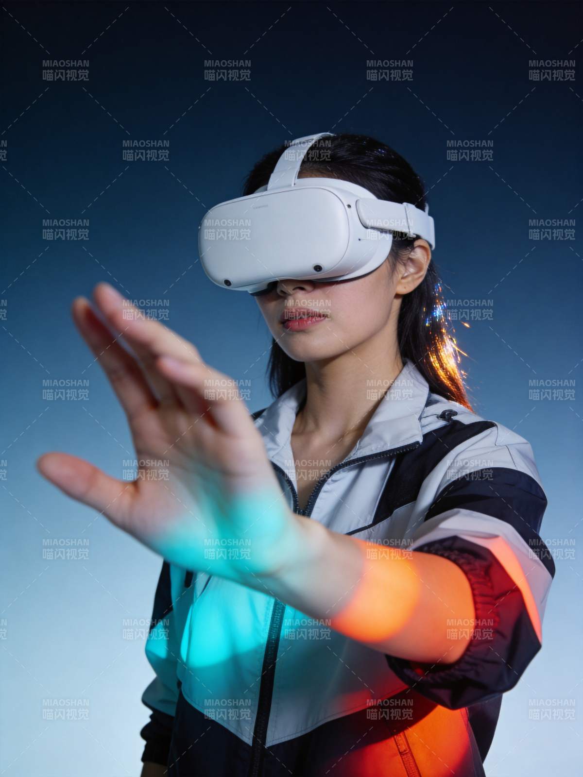 佩戴白色VR头显操作虚拟界面的女性图片