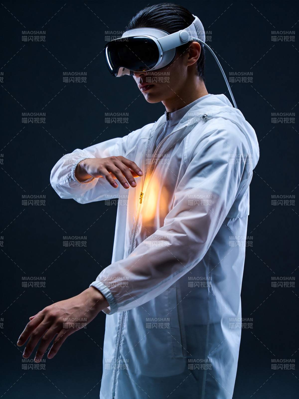 佩戴虚拟现实头显操作发光设备的科技场景图片