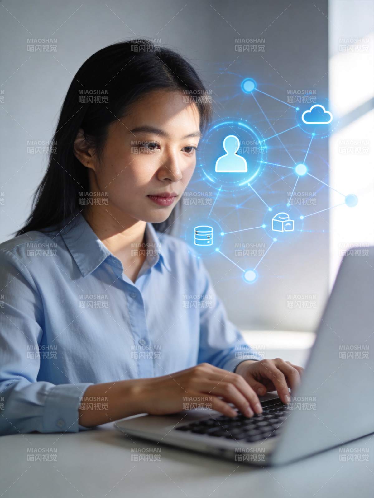 女性使用笔记本电脑操作数据网络系统图片