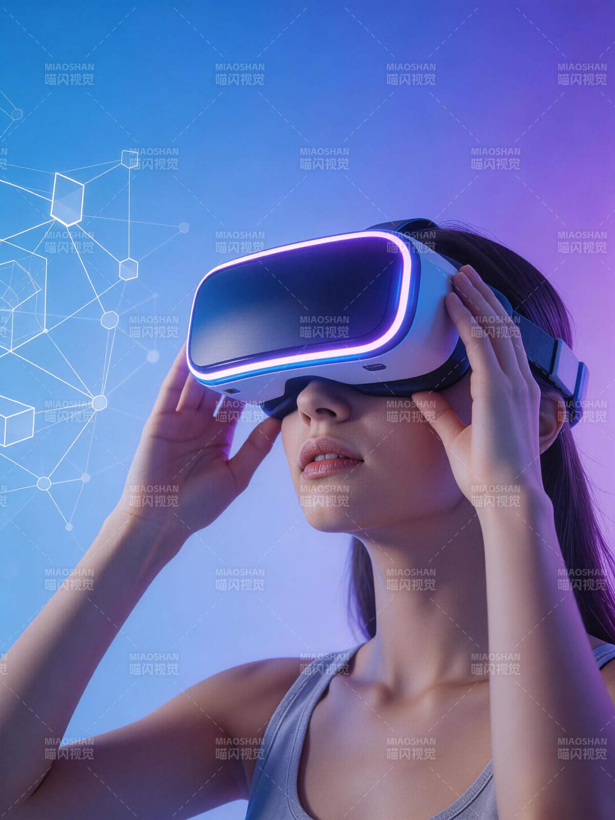 女性佩戴发光虚拟现实头显体验沉浸场景图片