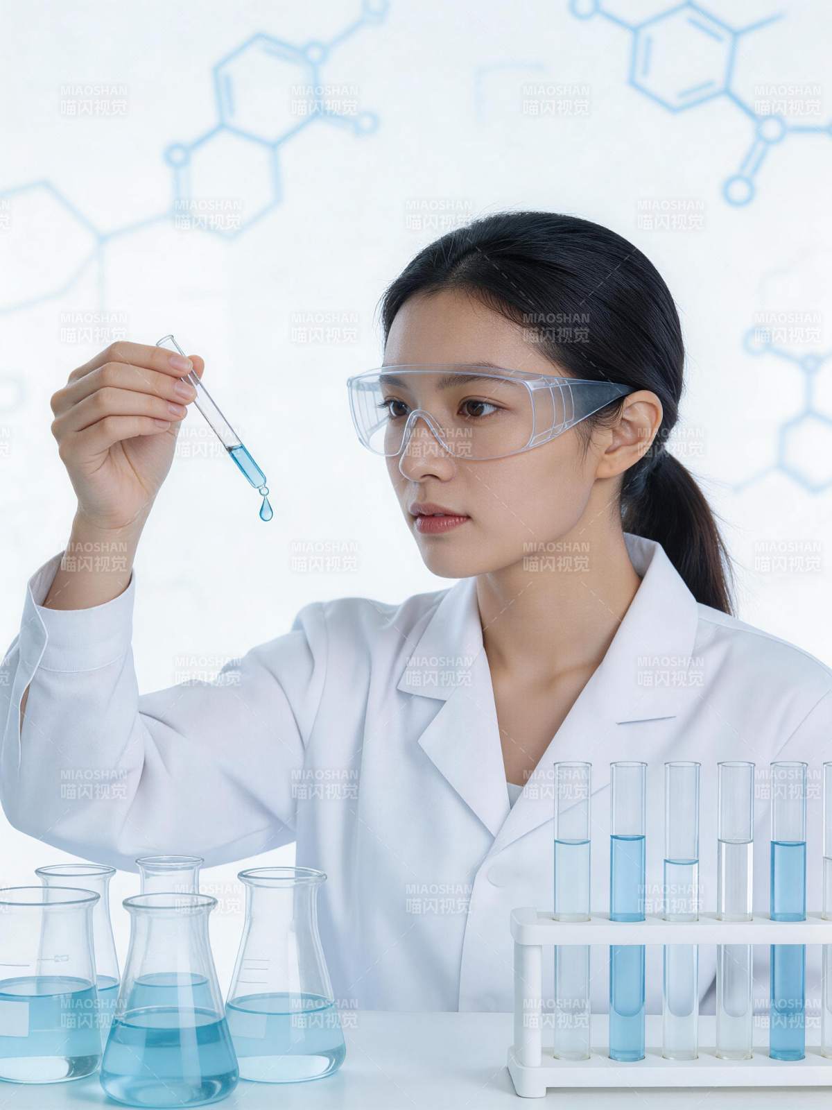 女科学家专注实验观察图片