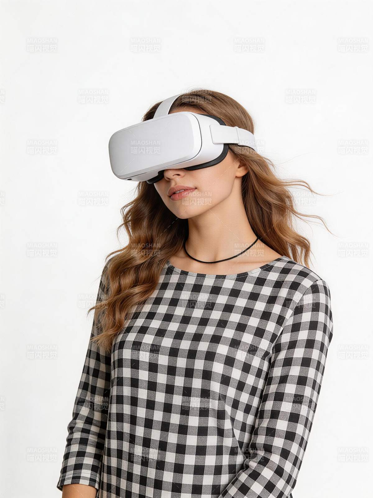戴VR头盔的格子衫女孩图片