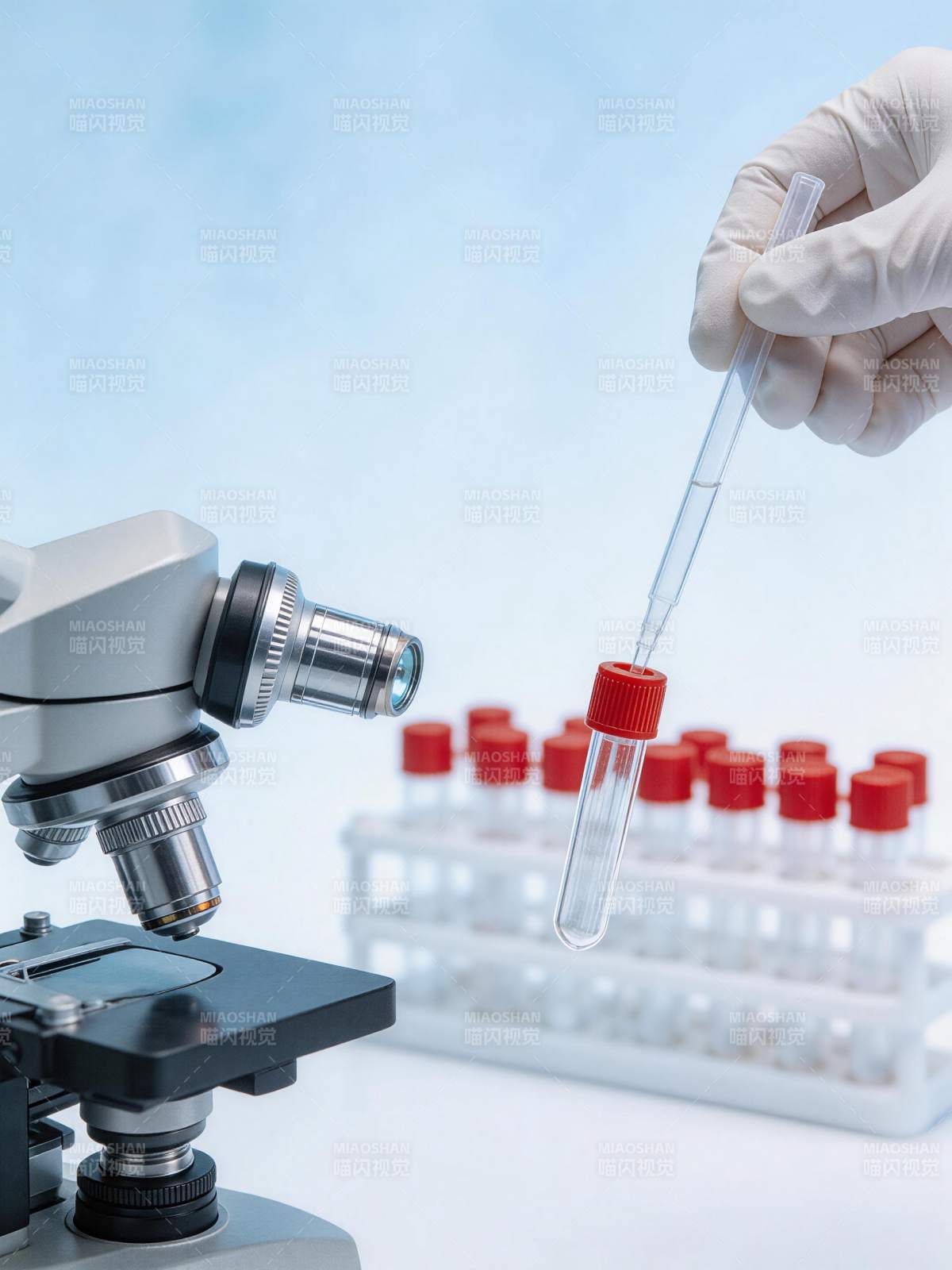 显微镜旁戴手套手用滴管取样试管图片