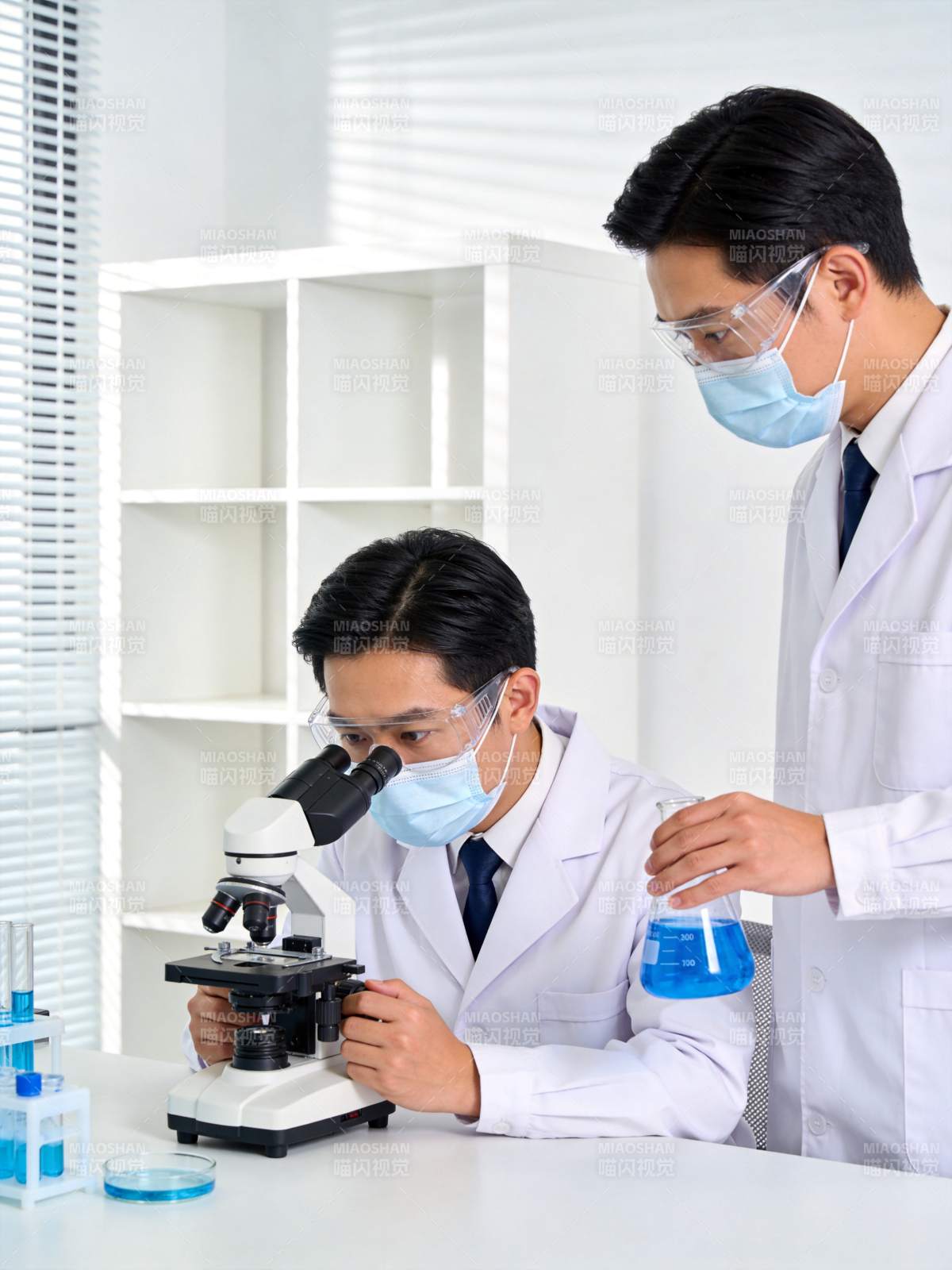 科学家实验室研究样本图片