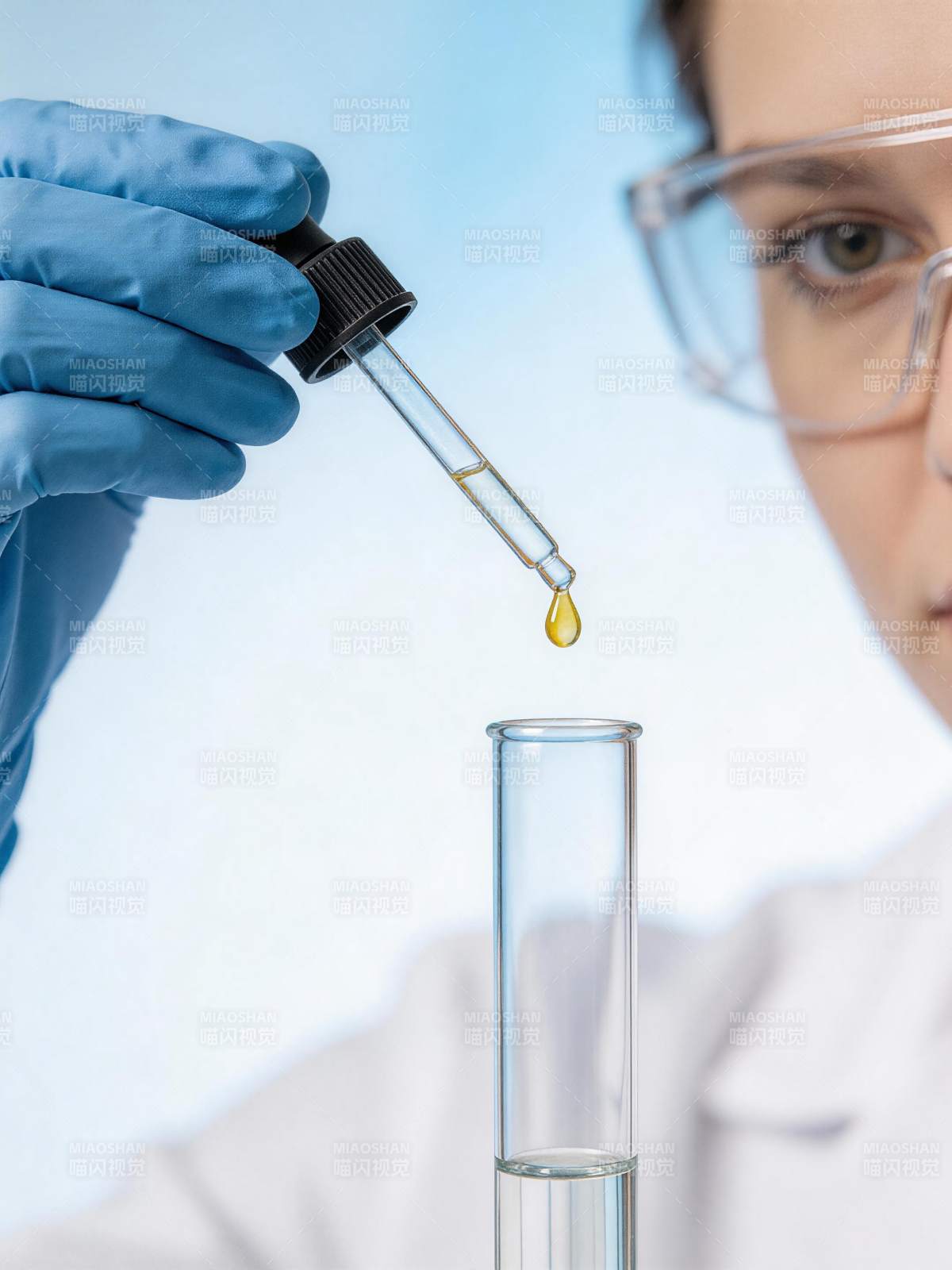 实验人员用滴管向试管滴加黄色液体图片