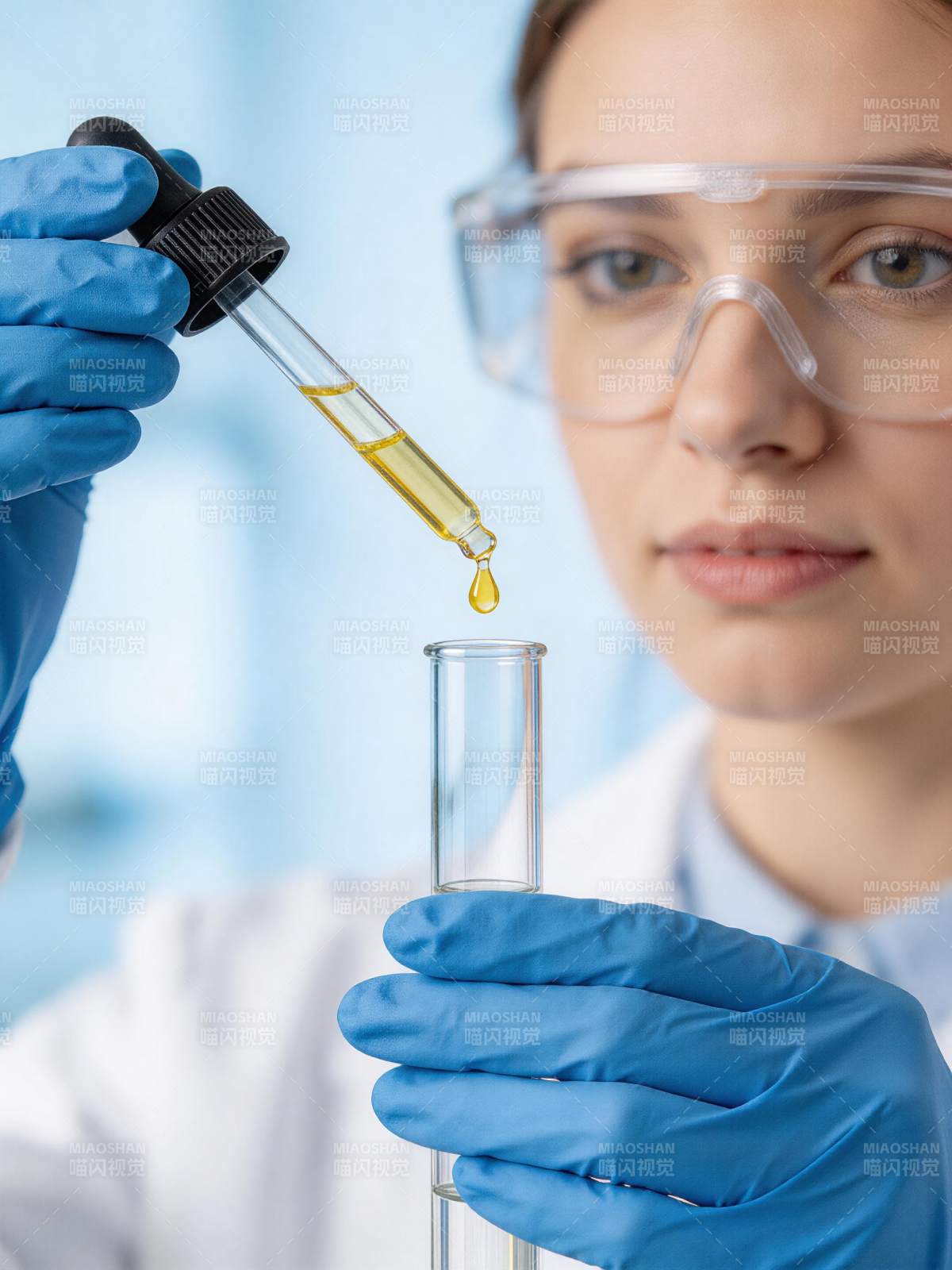 滴管加液 专注实验图片