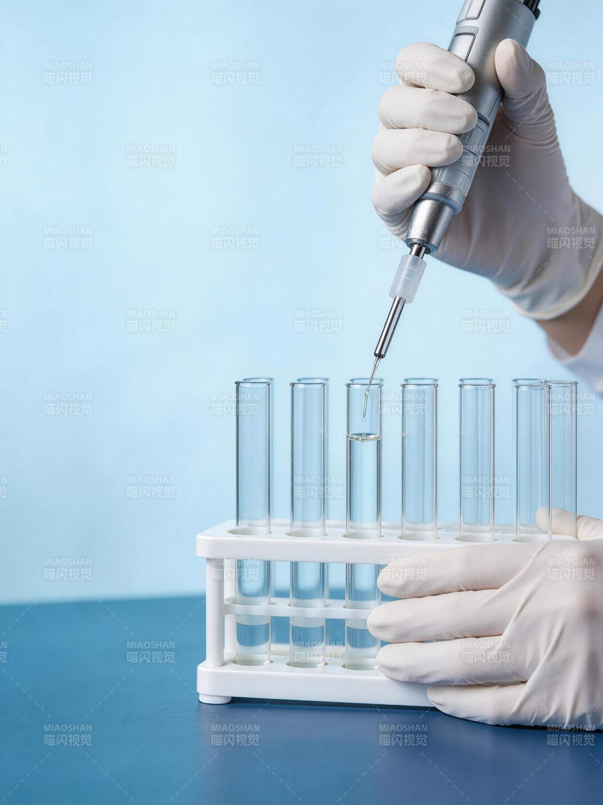 移液器滴入试管实验图片