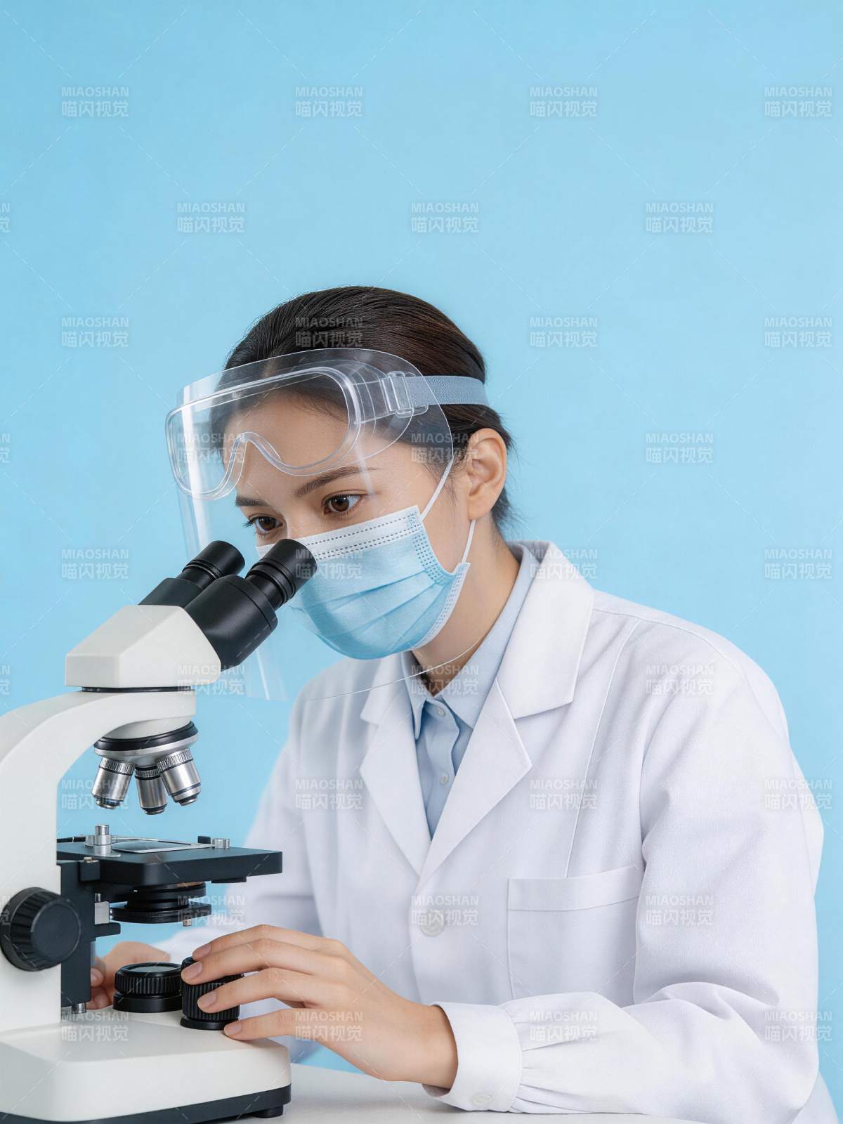 女性科研人员佩戴护目镜使用显微镜观察样本图片