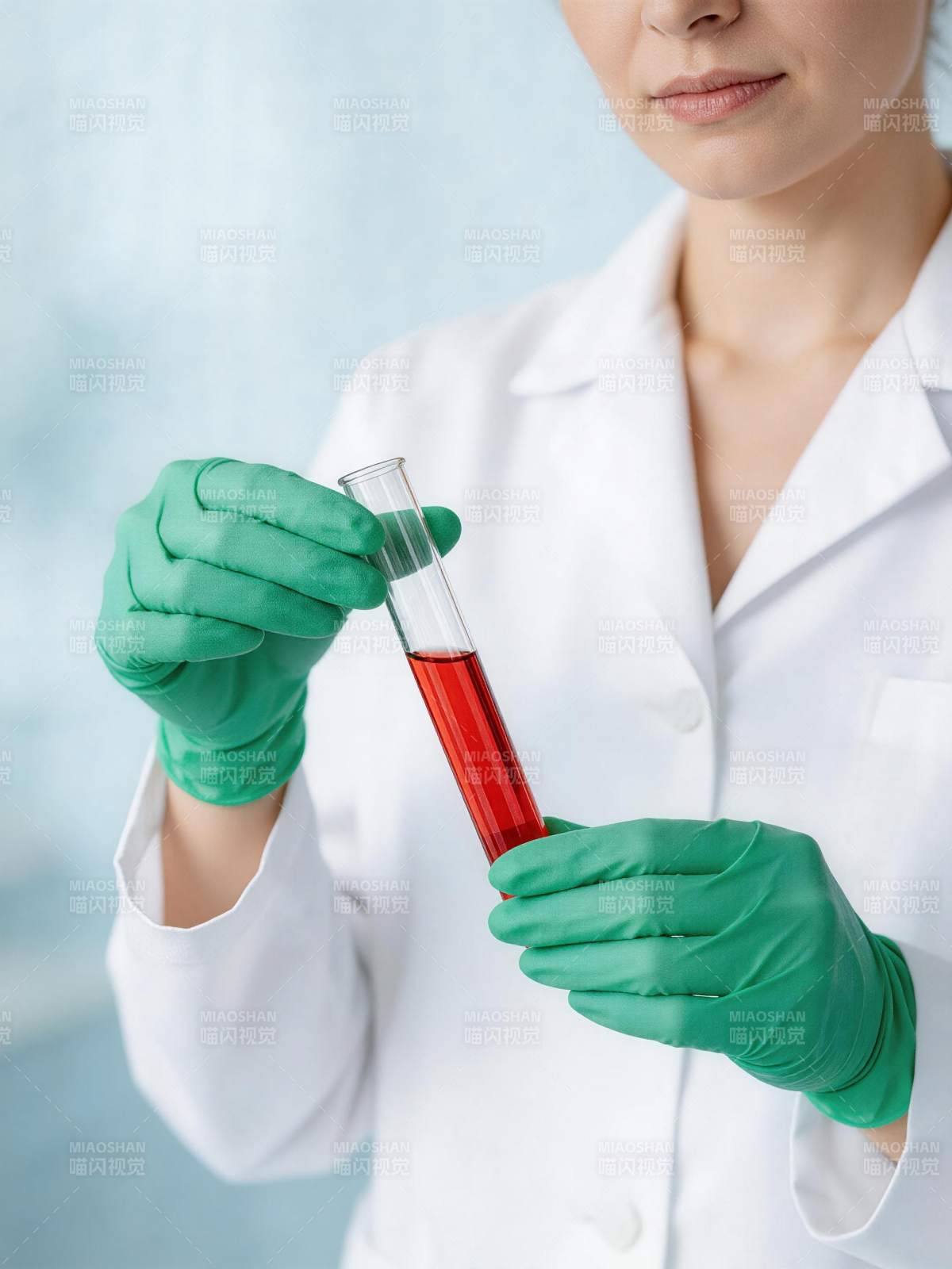 女科学家持红液试管观察图片