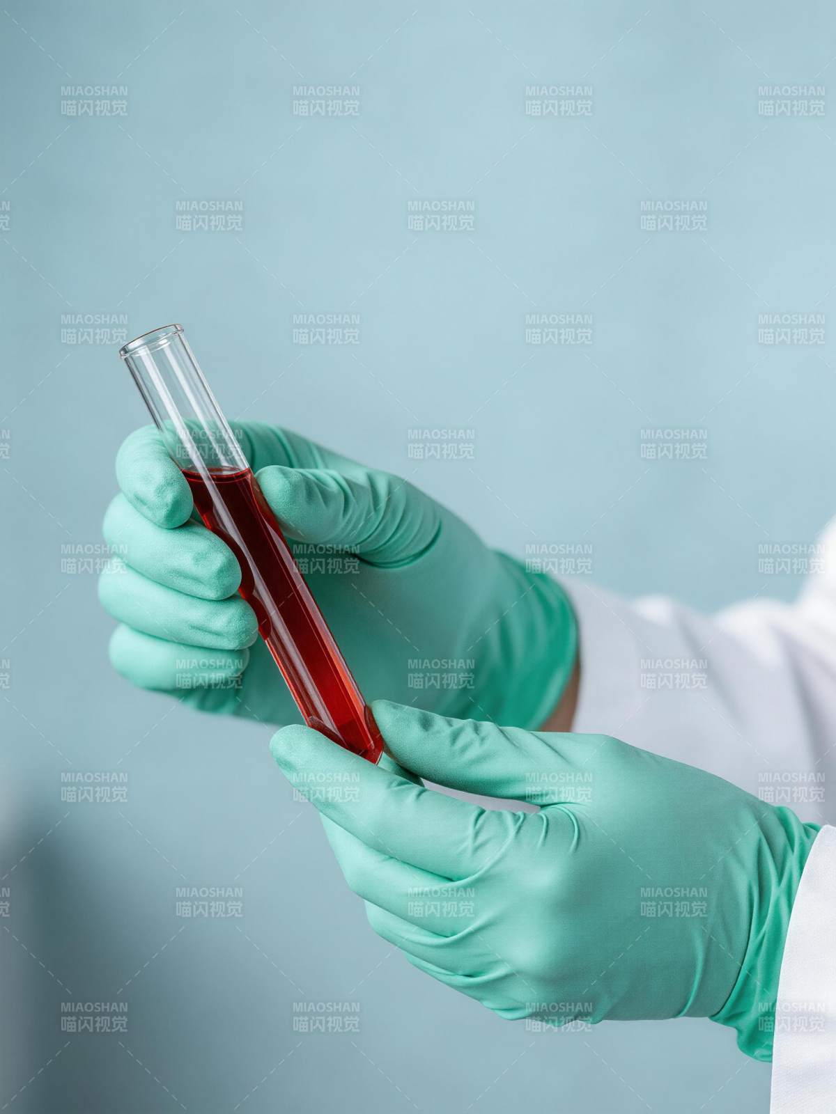 戴手套持血样试管图片