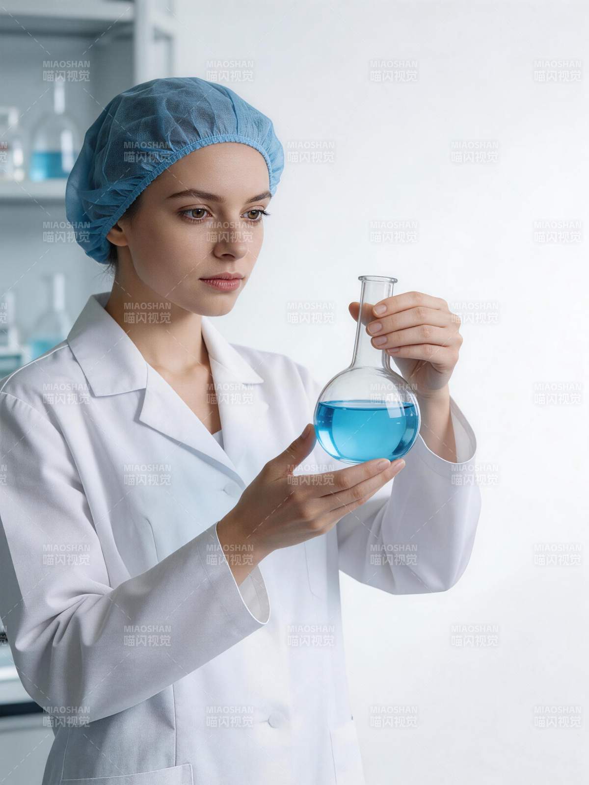 女科学家观察蓝色溶液图片