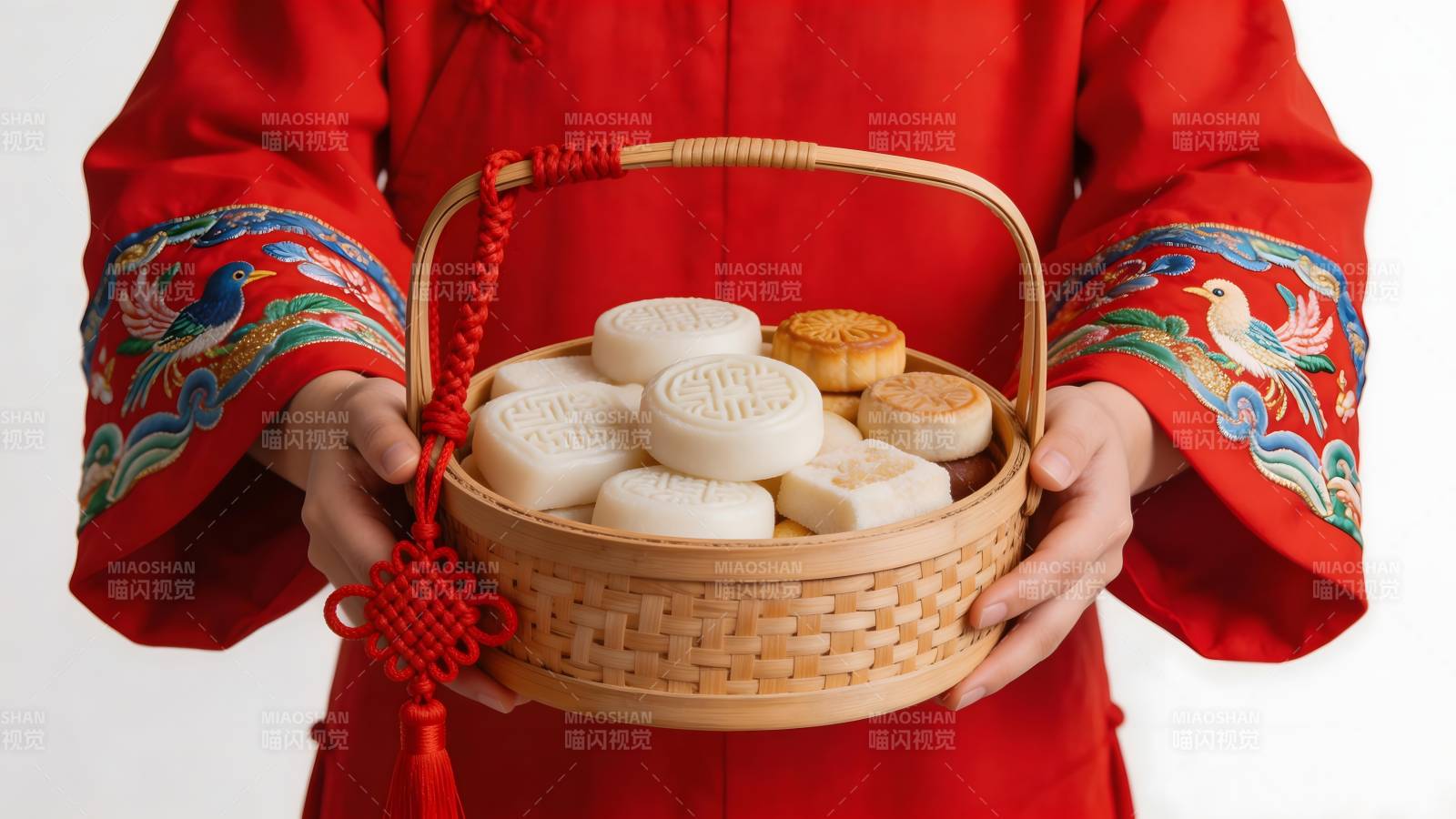 红衣捧篮赠月饼图片
