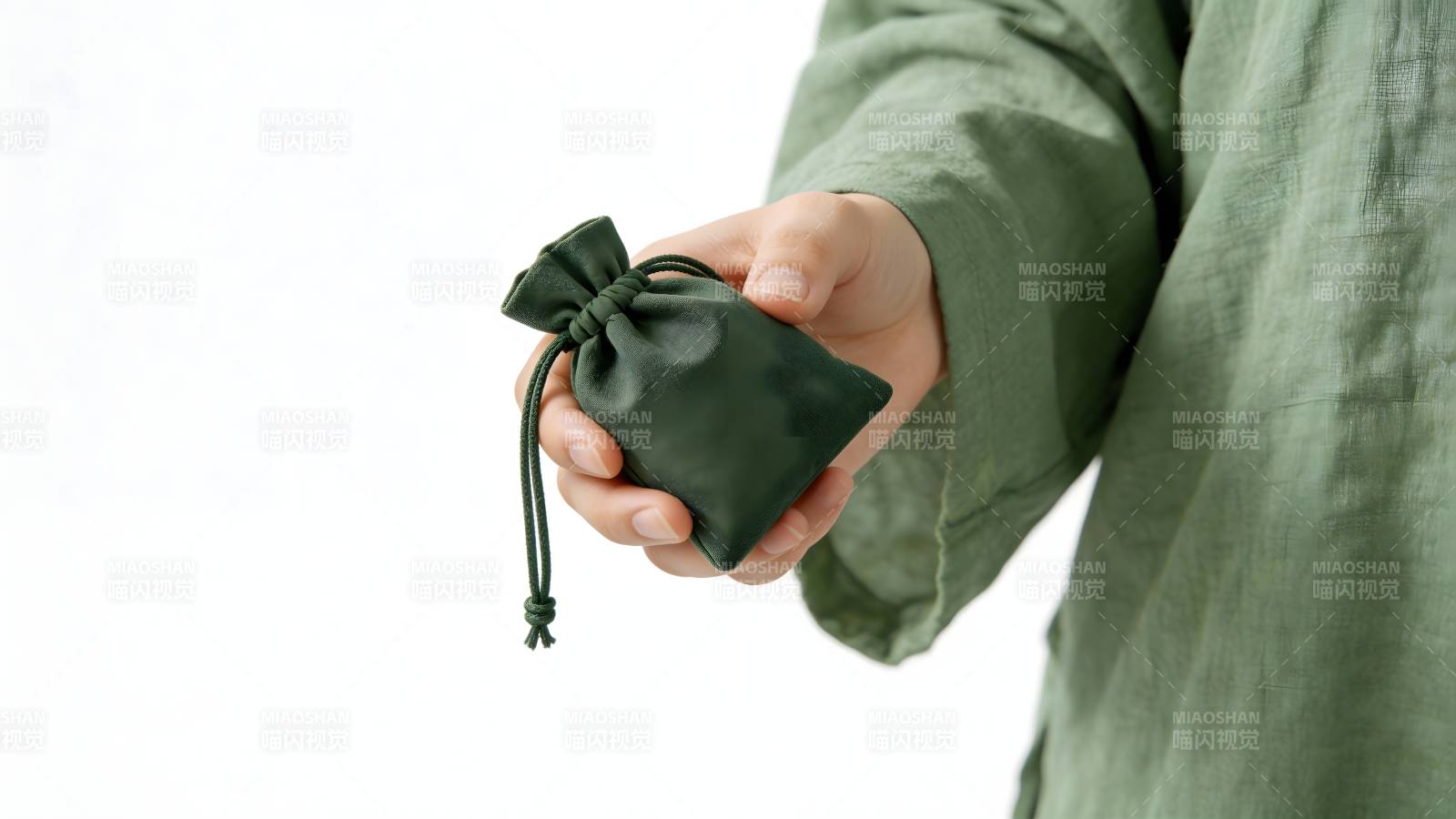 绿衣人递墨绿小布袋图片