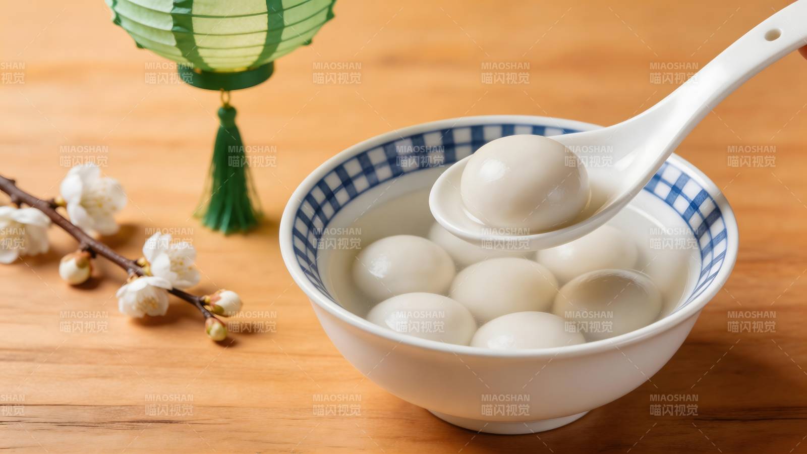 元宵汤圆配灯笼 年味浓图片
