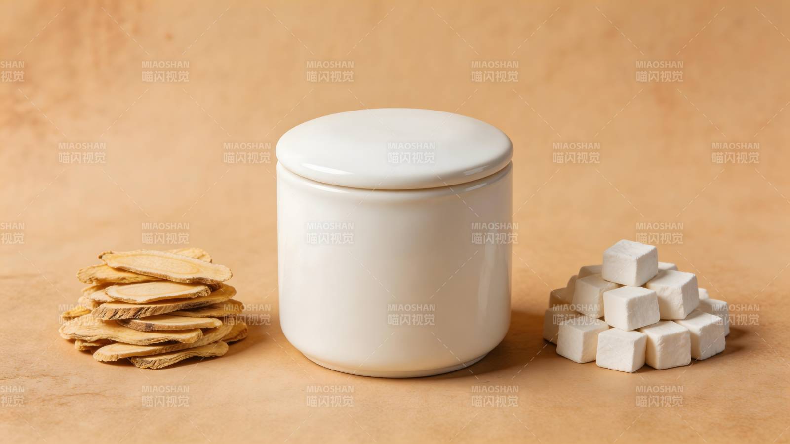 中药罐配药材与糖块图片