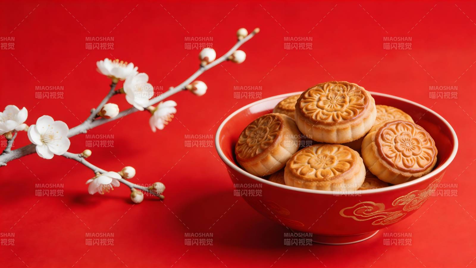 红碗月饼伴梅枝 年味浓图片