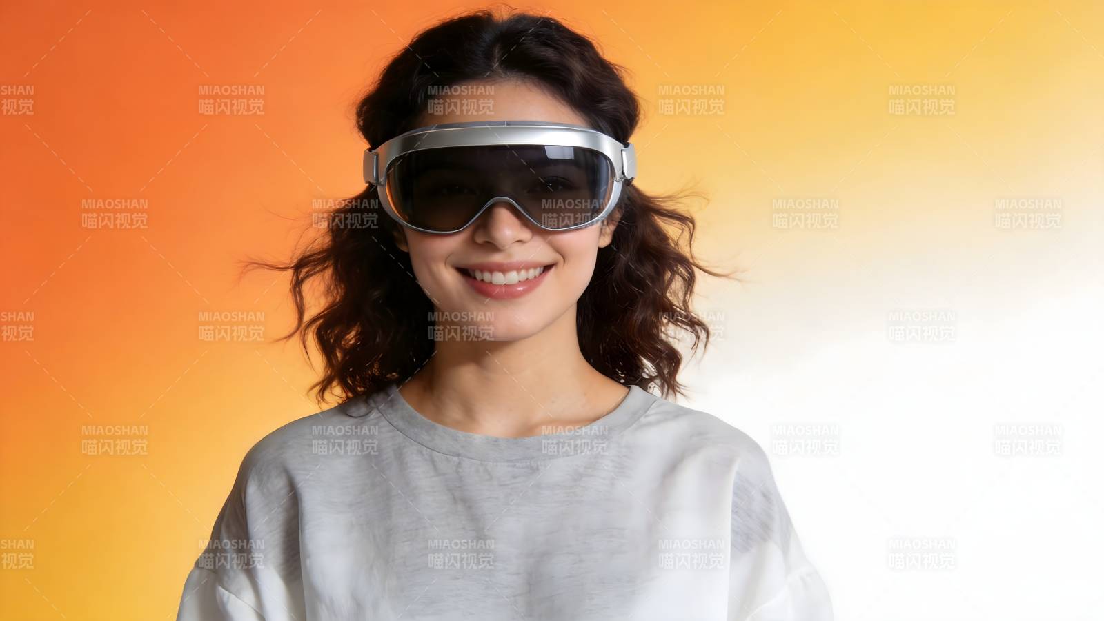 戴VR眼镜的微笑女子图片