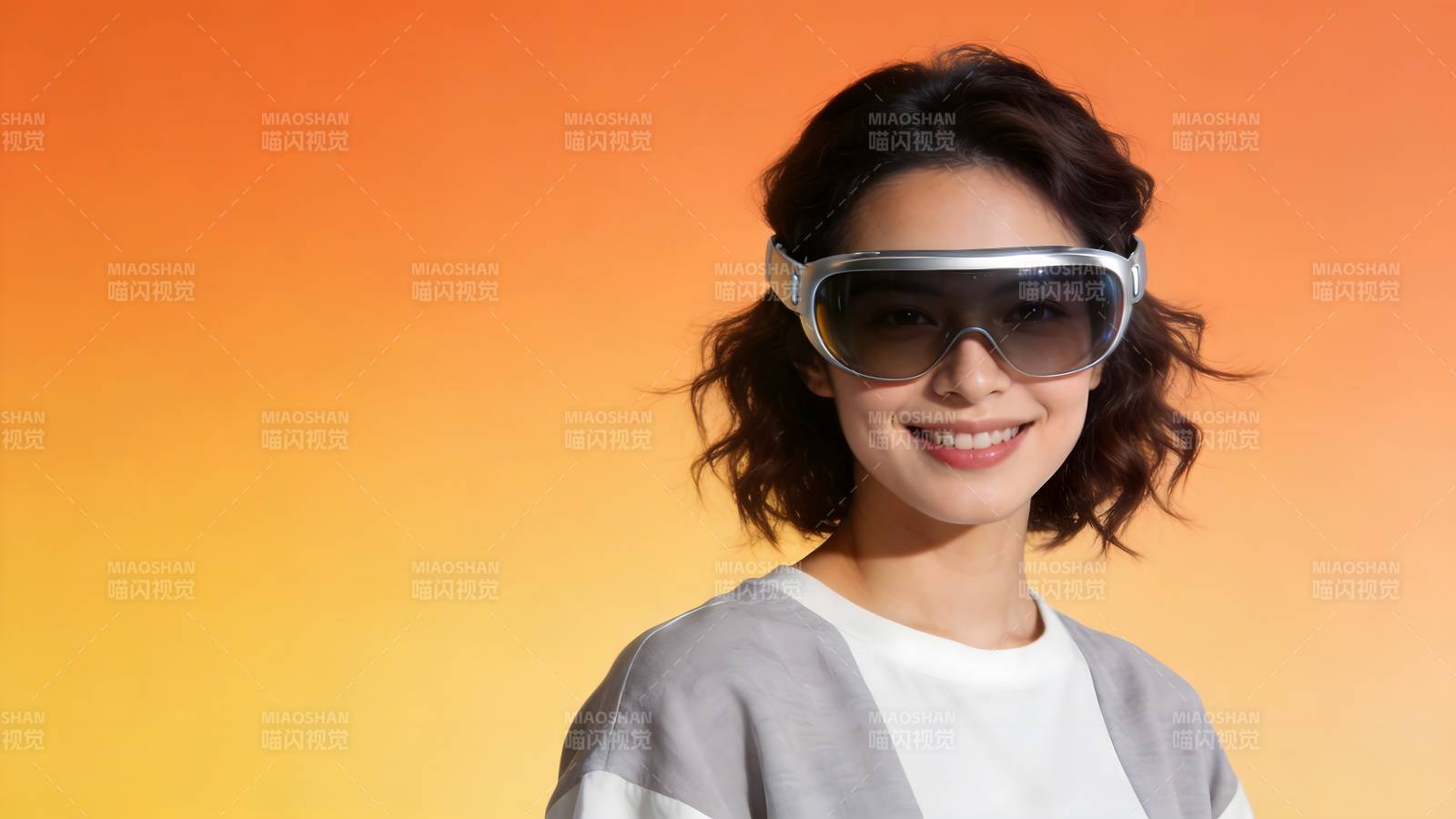 戴AR眼镜的微笑女子图片