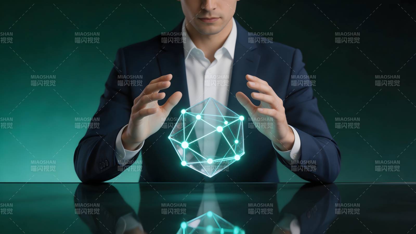商务男士操控全息几何体图片
