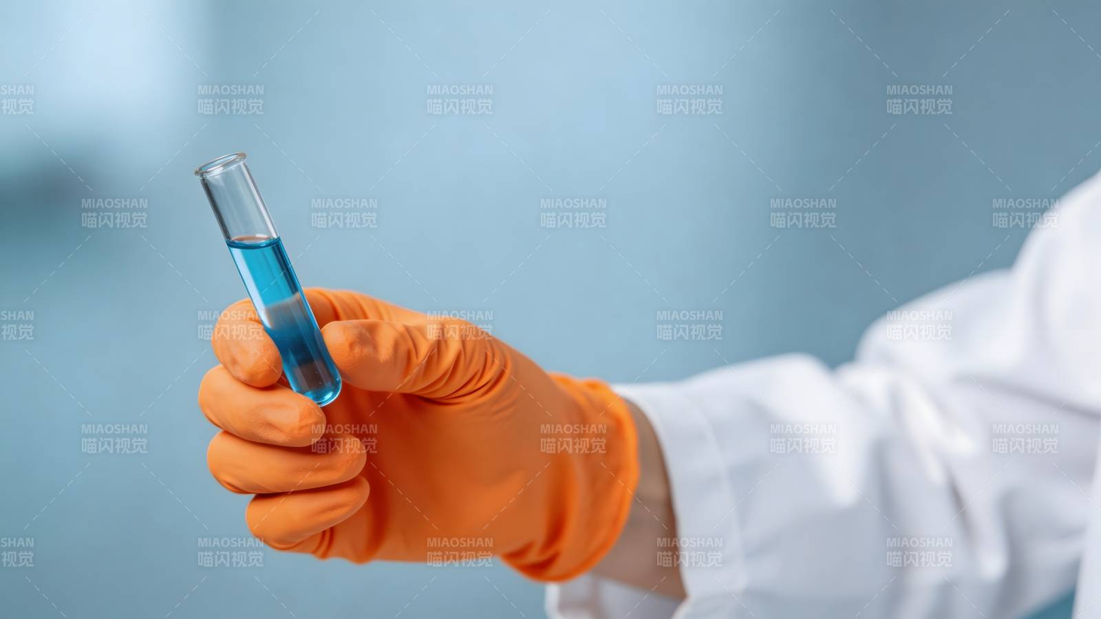 科学家手持蓝色溶液试管图片