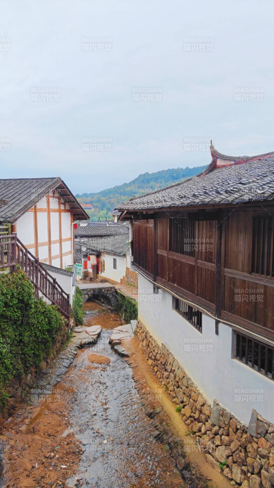古村溪流 青瓦木楼静美图片