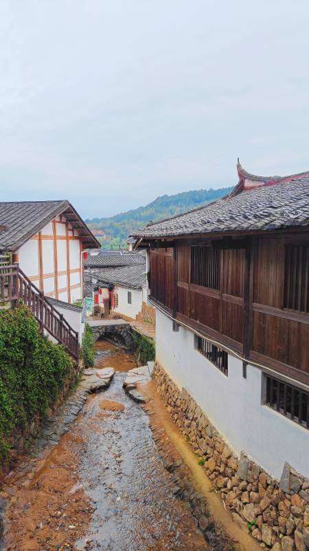 古村溪流 青瓦木楼静美图片