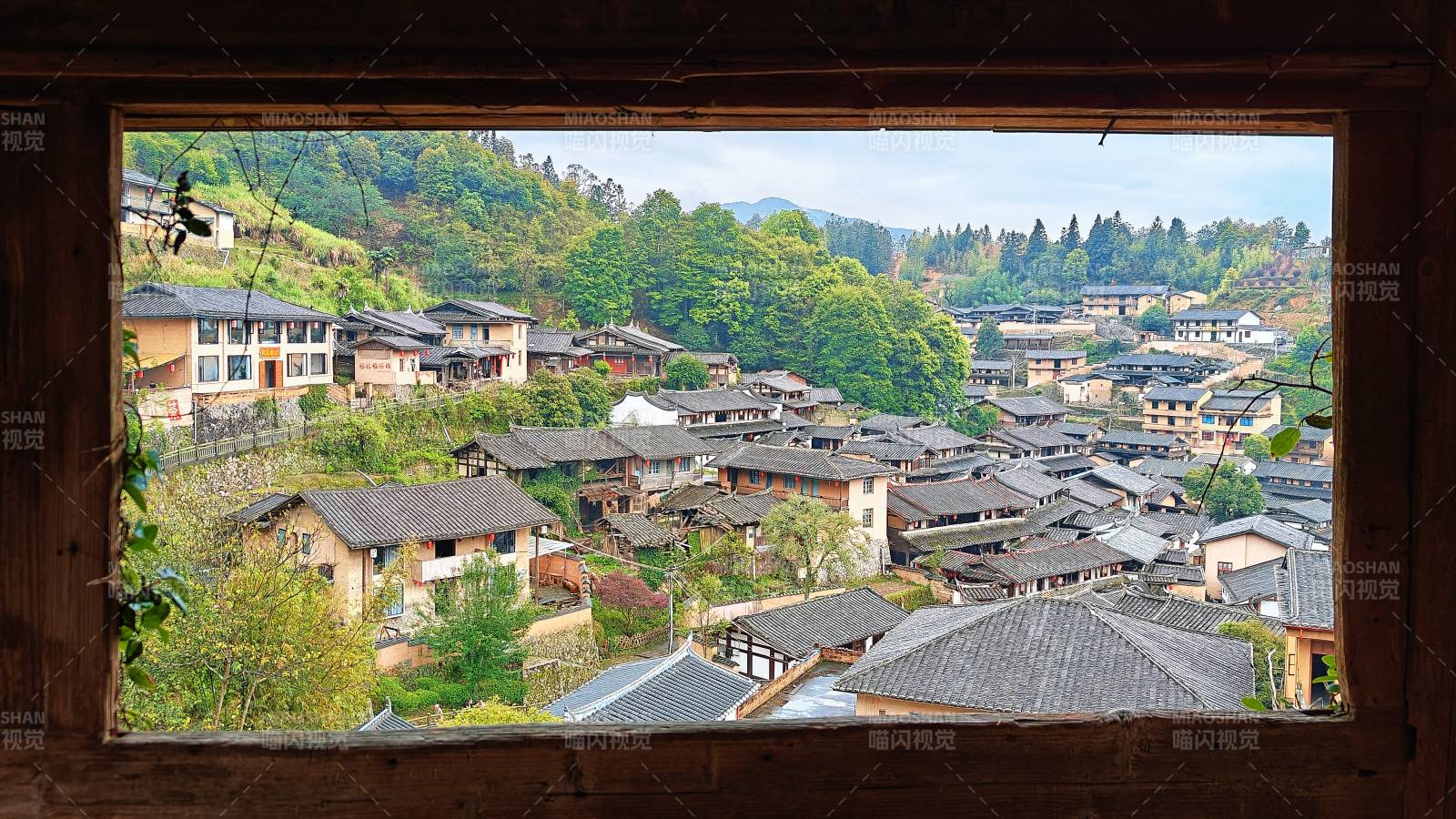 三明尤溪桂峰村窗瞰古村 青山环抱图片