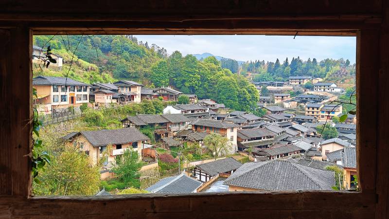窗瞰古村 青山环抱图片