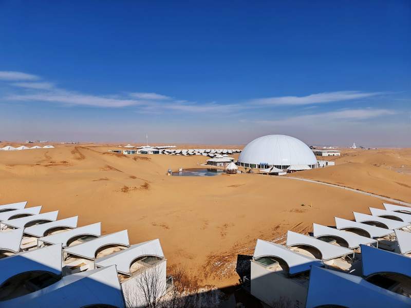沙漠中的白色穹顶建筑群图片