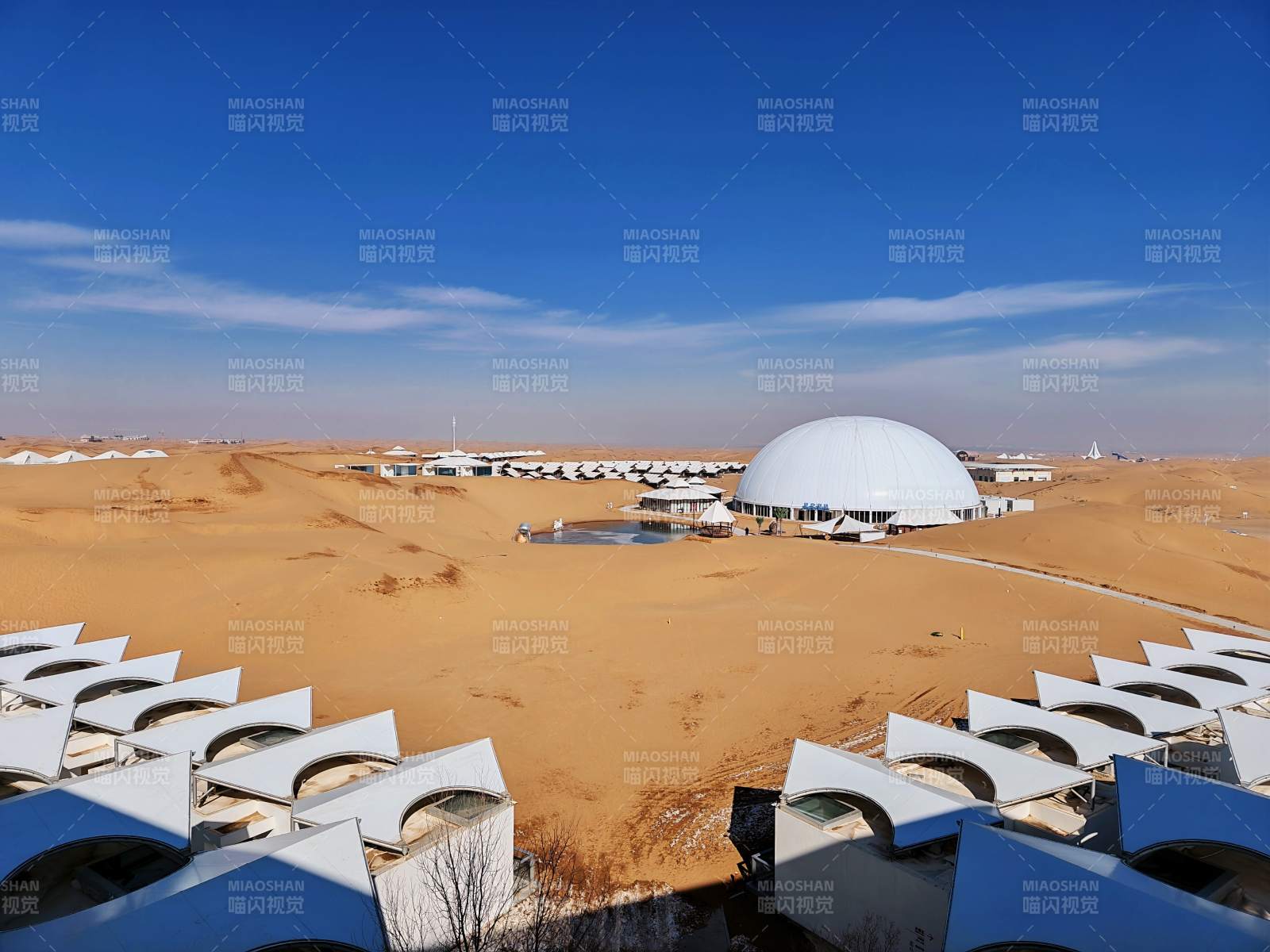 沙漠中的白色穹顶建筑群。图片