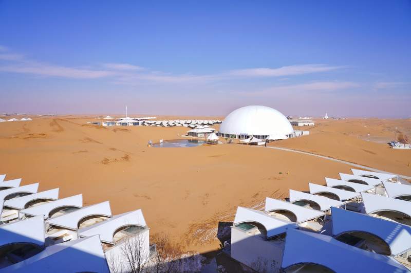沙漠中的白色穹顶建筑群图片