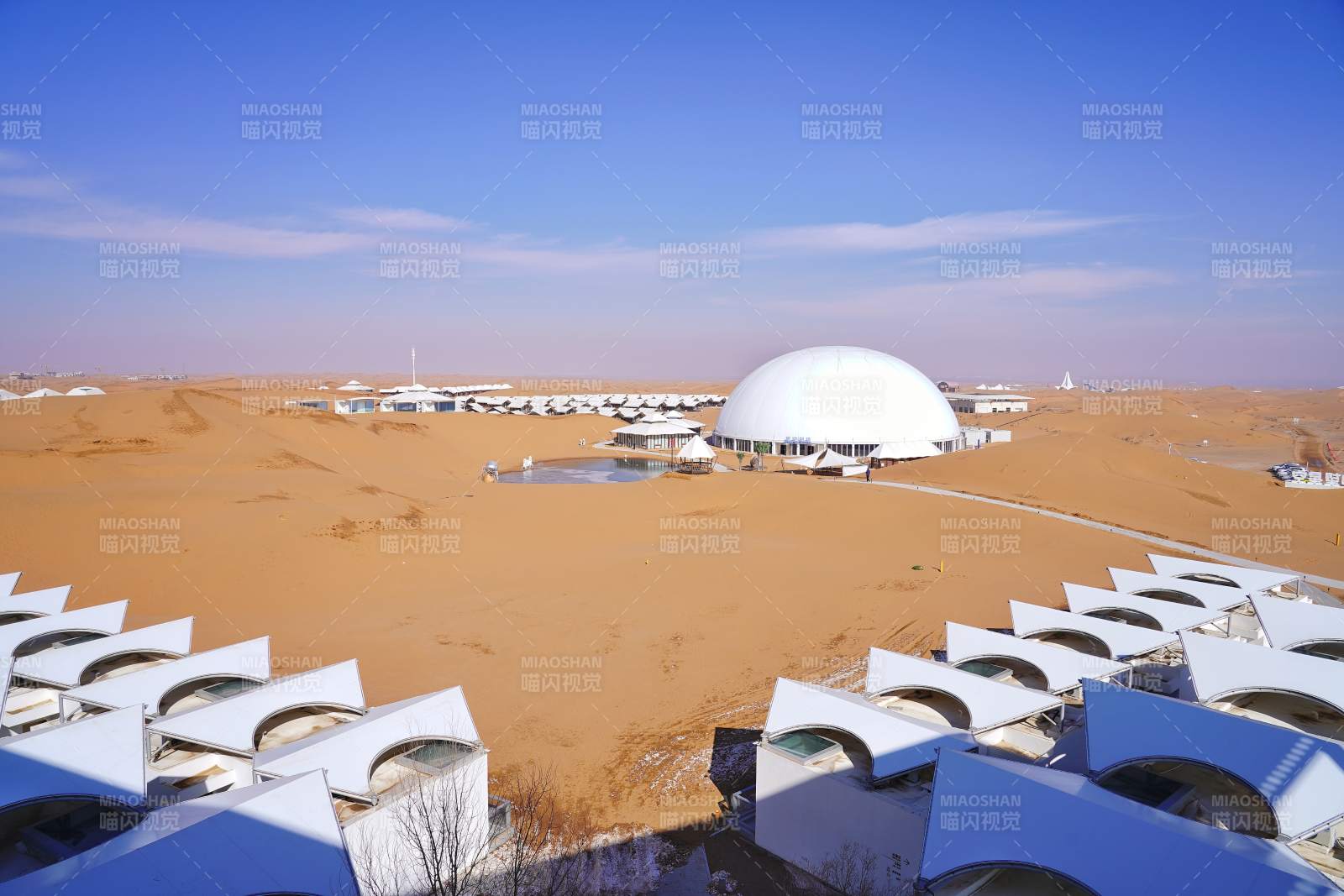 沙漠中的白色穹顶建筑群。图片