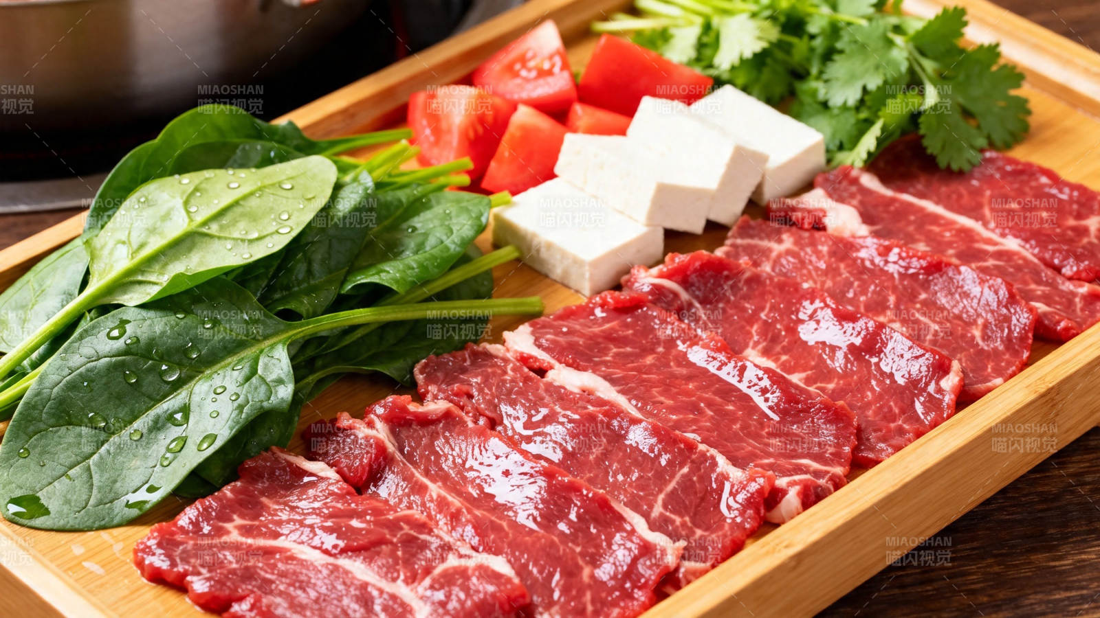 鲜牛肉配蔬菜豆腐 火锅食材图片