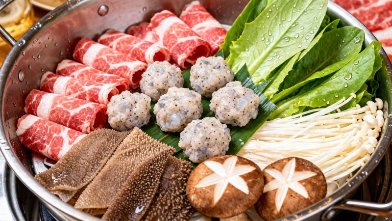 火锅盛宴 肉丸蔬菜菌菇齐上阵图片