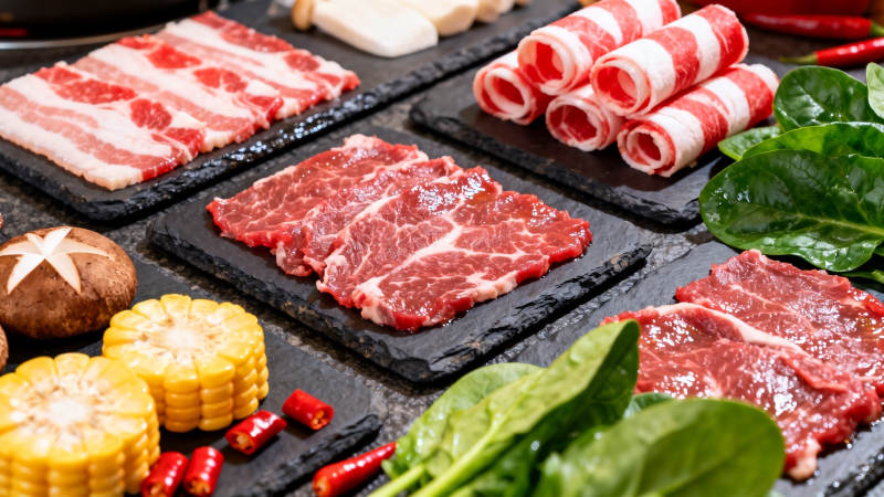 烤肉盛宴 鲜切牛肉配时蔬图片