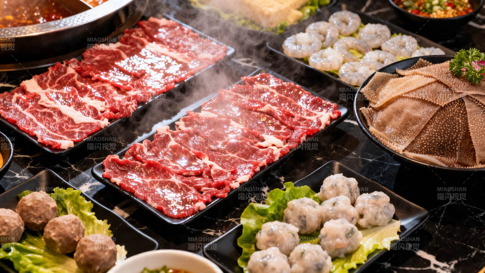 火锅盛宴 鲜肉丸虾毛肚齐聚图片