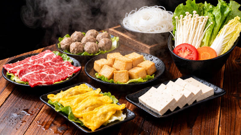 火锅食材盛宴 热气腾腾享美味图片