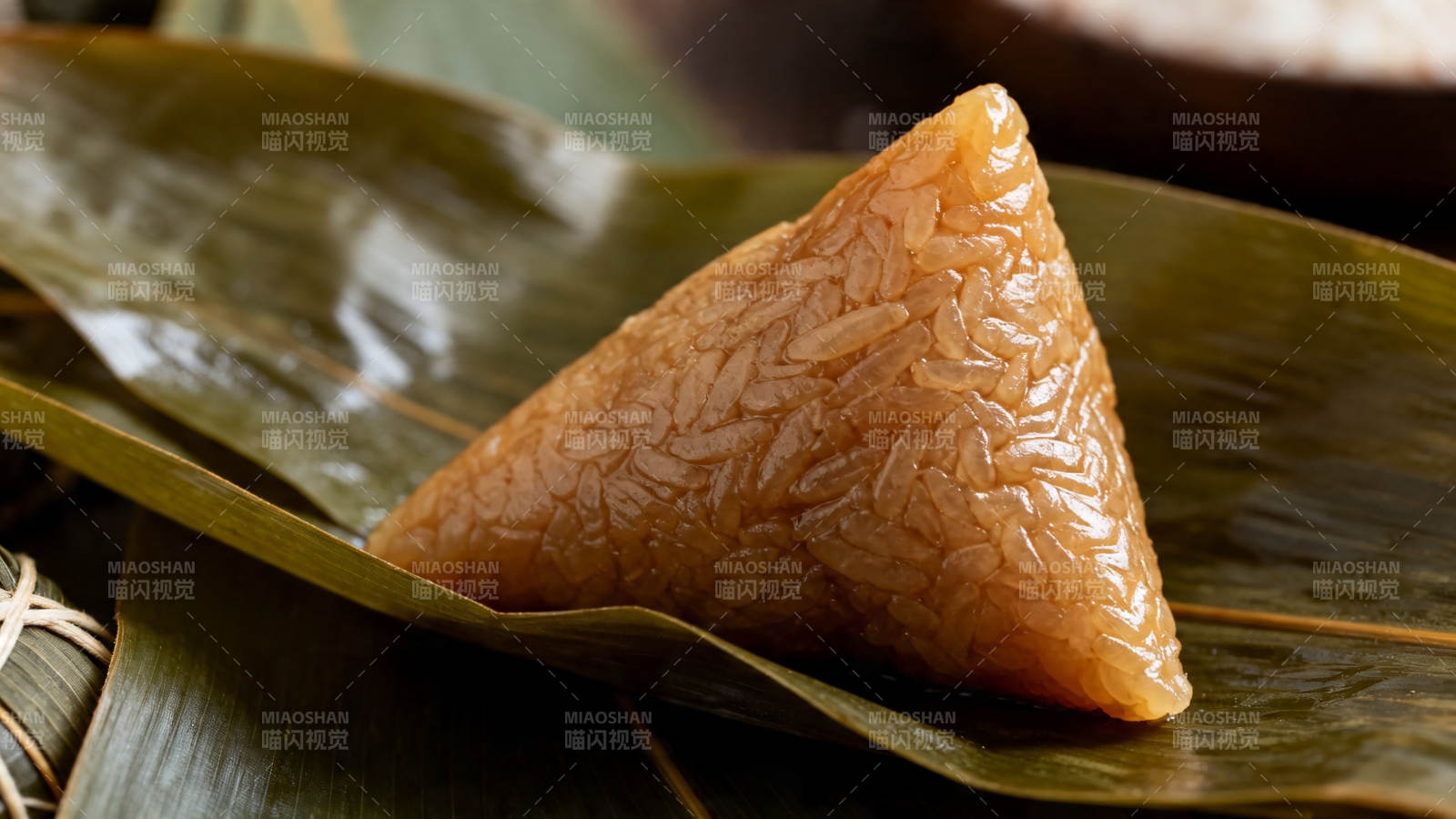 粽叶飘香 三角糯米粽图片
