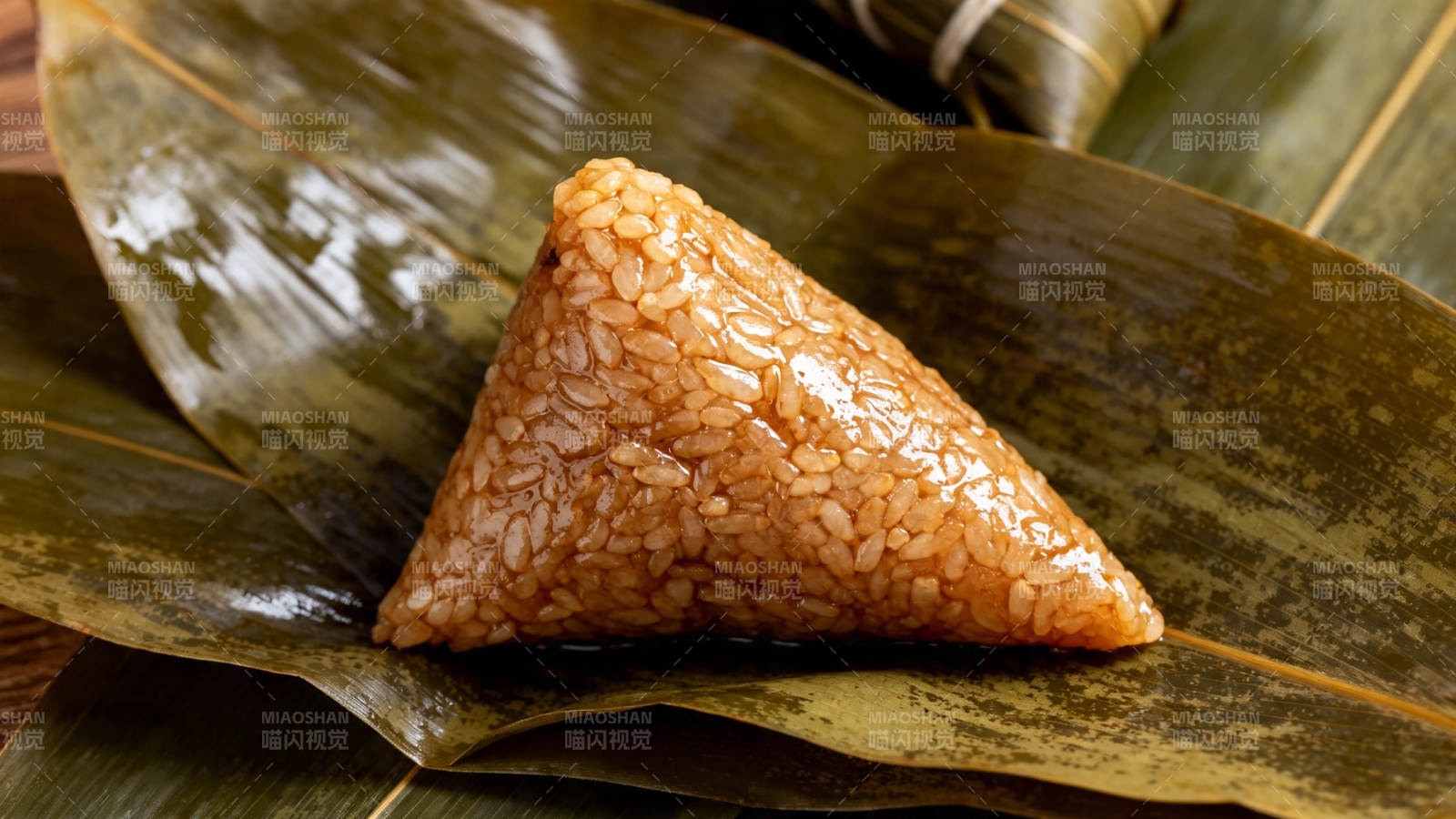 粽叶飘香 三角糯米粽图片