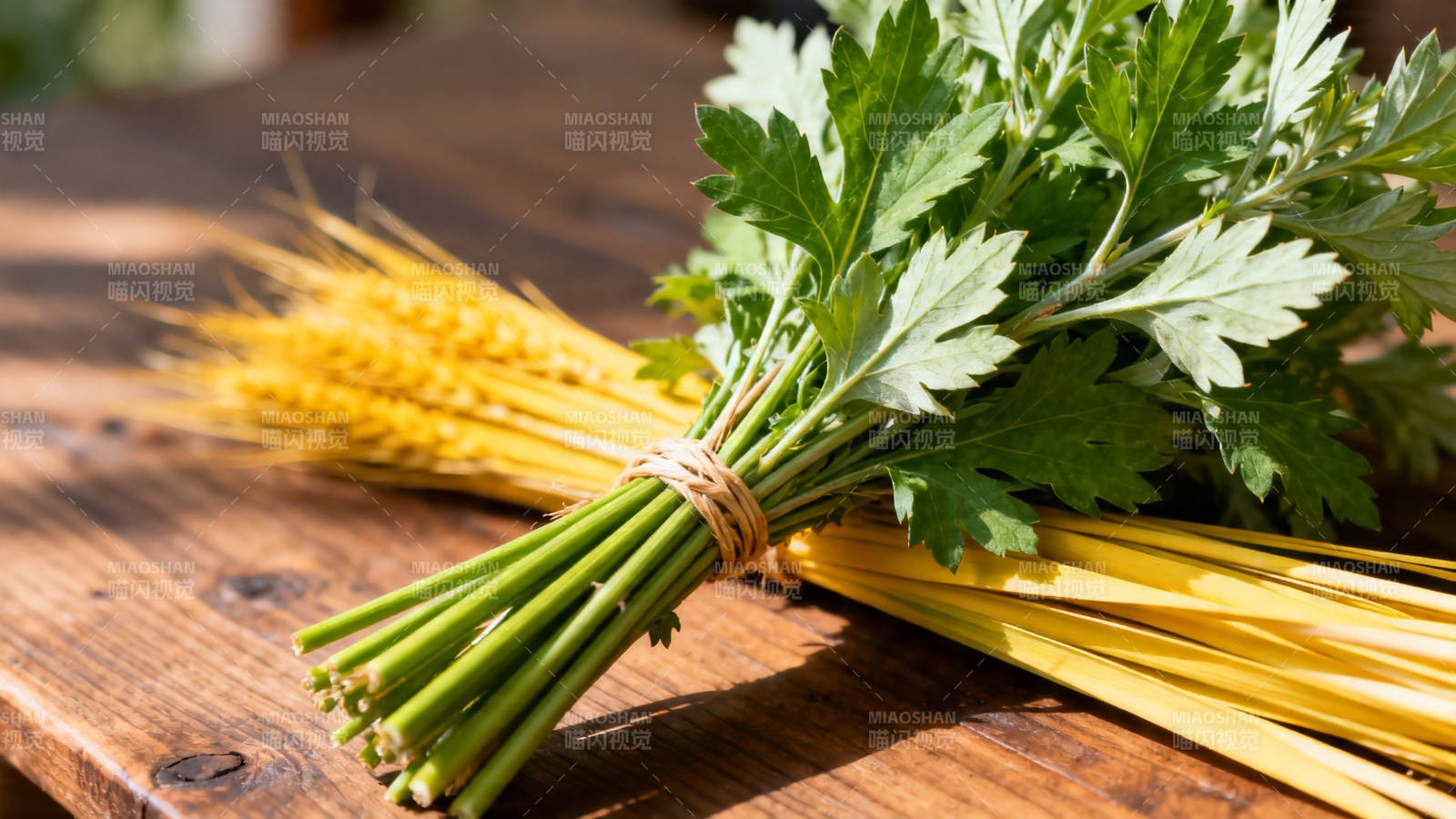 艾草麦穗束 木桌静物图图片