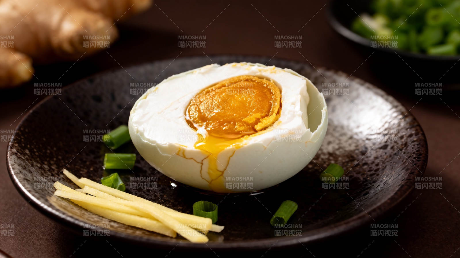 溏心蛋配姜葱 暖胃又美味图片