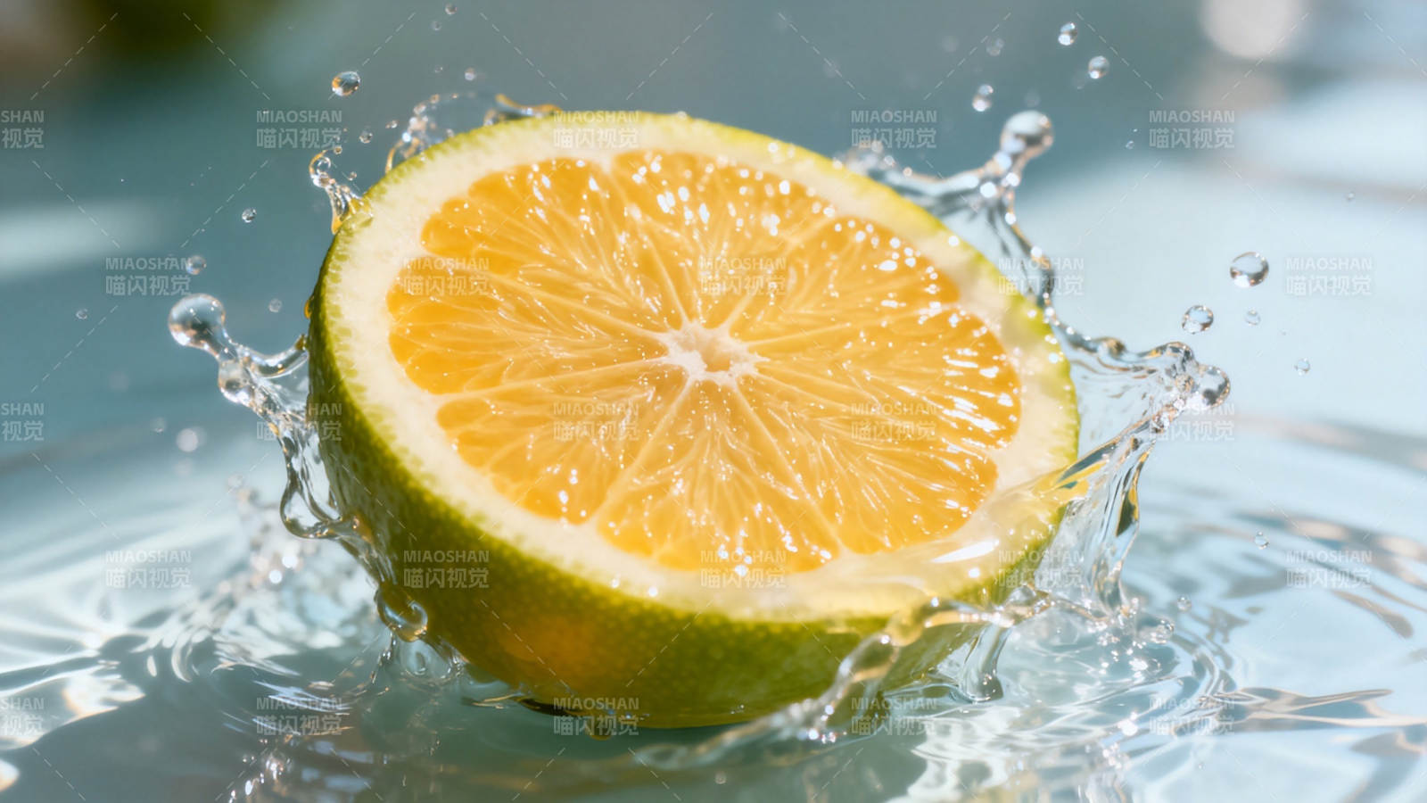 橙片入水 溅起清凉瞬间图片