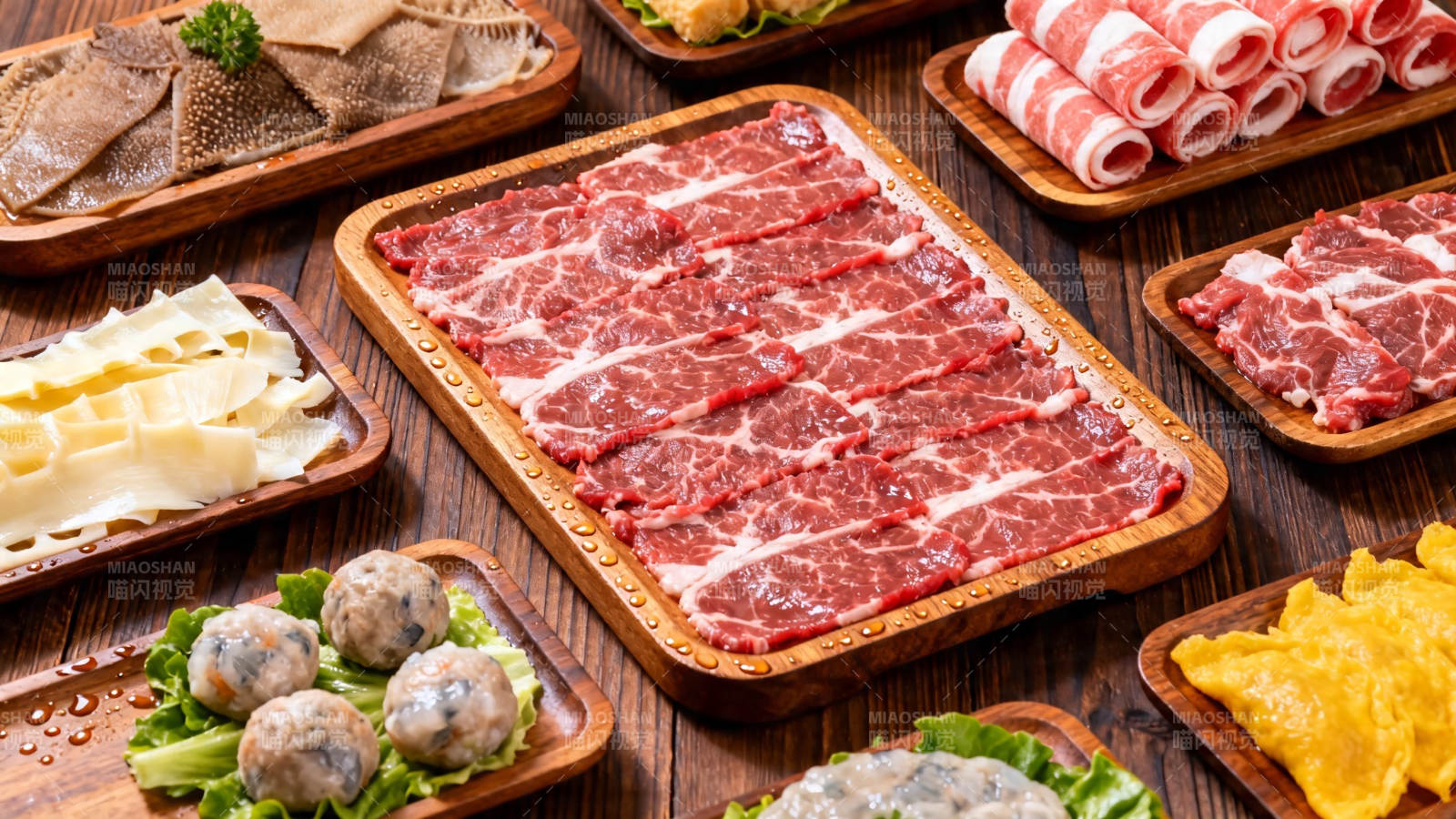 火锅食材盛宴 鲜嫩诱人图片
