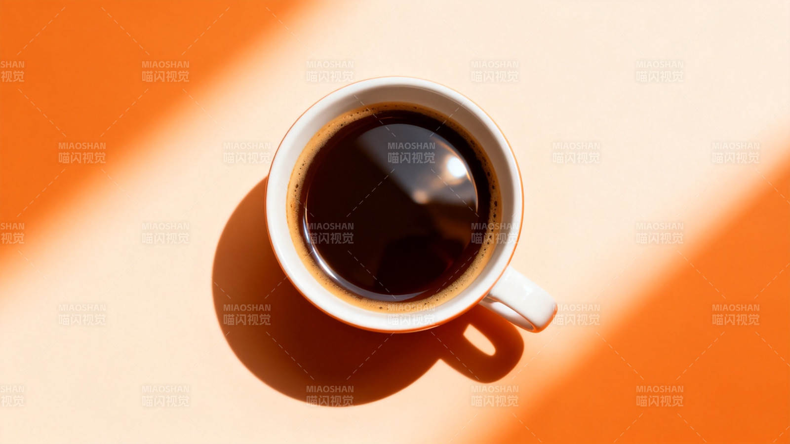橙光下的咖啡杯图片